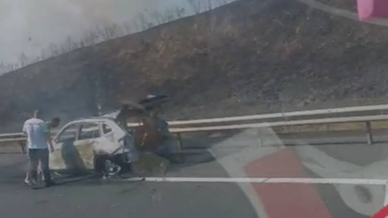 (VIDEO) O mașină a luat foc pe Autostrada Soarelui: incendiul s-a extins și la vegetația uscată
