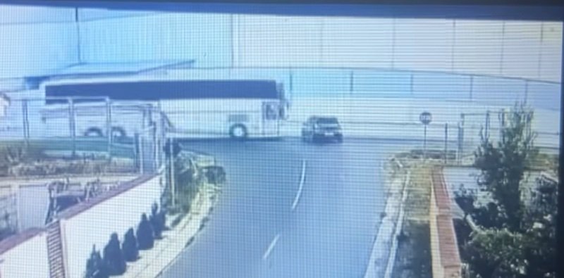 Momentul în care o mașină este lovită puternic de un autocar, în Lumina – VIDEO
