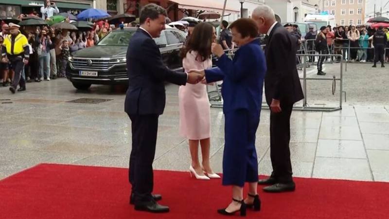 (VIDEO) Președintele Nicușor Dan, în vizită oficială în Austria alături de partenera sa și cei doi copii