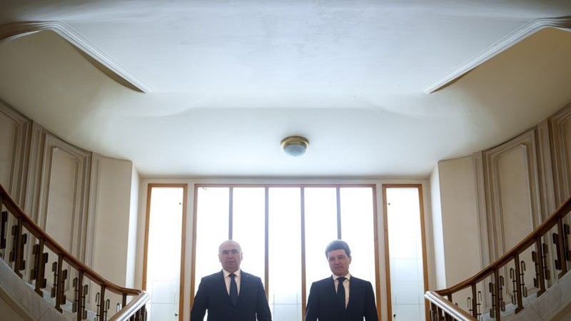 Ne mândrim că președintele României este olimpic la matematică și premierul dublu licențiat în matematică și mecanică, dar, în același timp, administrația publică pârâie de absolvenți de facultăți particulare făcute la mulți ani după prima tinerețe   