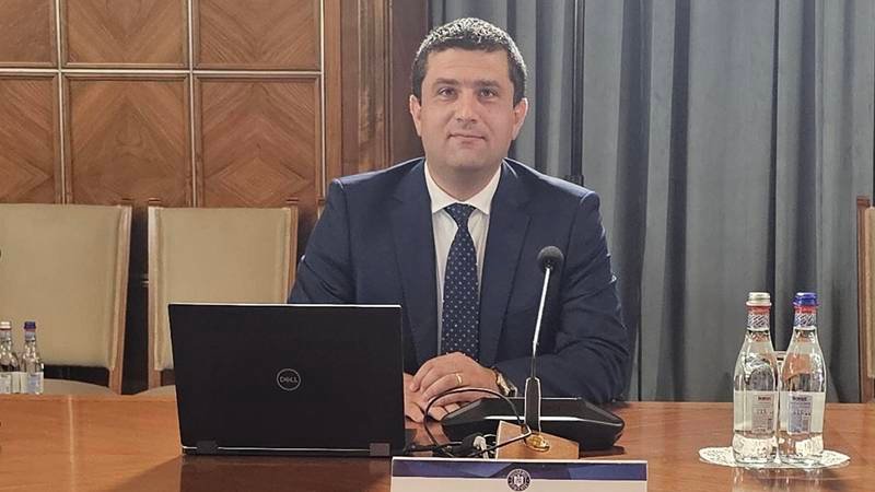 Ministrul Economiei, întrebat dacă sunt șefi de companii dispuși să renunțe de bunăvoie la salariile uriașe: „N-am văzut minunea asta”