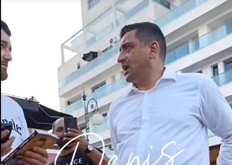 Simion le spune susținătorilor cum să protesteze de la o terasă din Cipru. ”El stă în vacanță, iar fraierii protestează în căldură”