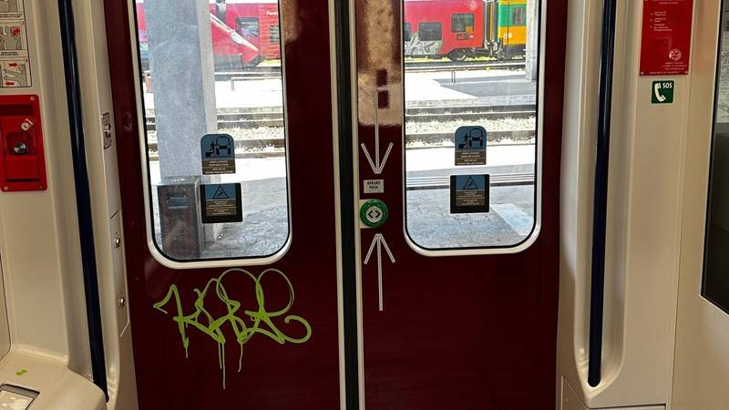 Primul tren electic nou din România a fost vandalizat. Secretar de stat: „Confortul depinde și de gradul de civilizație”