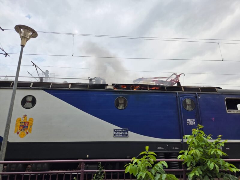 Clipe de panică în Gara Palas. Locomotiva unui tren de călători cu 15 vagoane a luat foc – pompierii intervin!