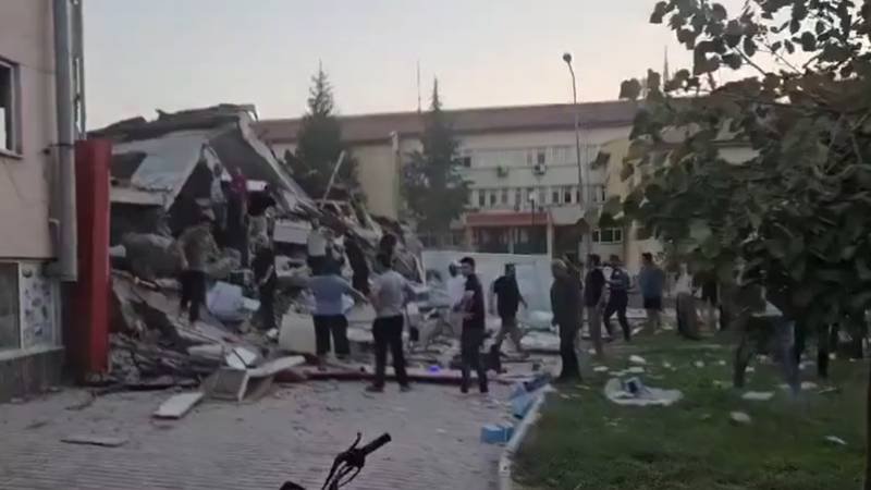 (VIDEO) Clădiri distruse și oameni prinși sub dărâmături după un cutremur cu magnitudine 6,1 în Turcia: cel puțin o persoană a murit