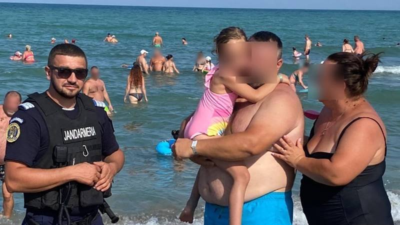 Fetiță de 5 ani rătăcită pe plaja din Saturn, găsită de jandarmi și reunită cu familia