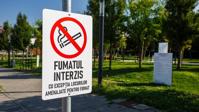 Orașul din România unde fumatul în spațiile publice a fost interzis. Ce amendă riscă cei care încalcă legea