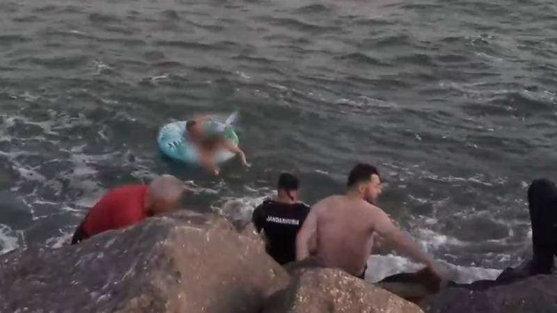 (VIDEO) Operațiune dificilă pe o plajă din Constanța. Două persoane luate de curenți au fost salvate de jandarmi
