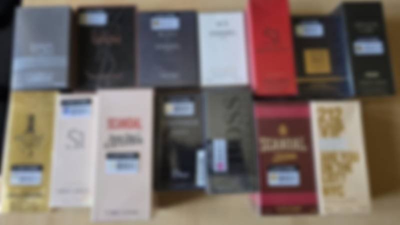 Bărbat prins de jandarmi în timp ce vindea parfumuri contrafăcute