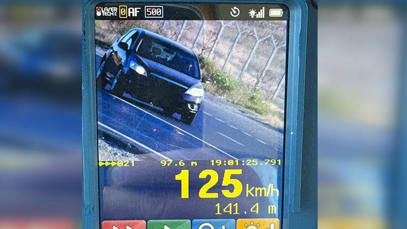 Bărbat amendat cu 3.000 de lei și lăsat fără permis după ce a fost prins circulând cu 125 de km/h, în zona localității Sibioara