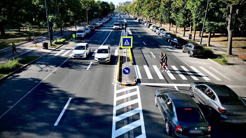 Trei treceri de pietoni de pe bulevardul Alexandru Lăpușneanu au fost amenajate cu scuaruri