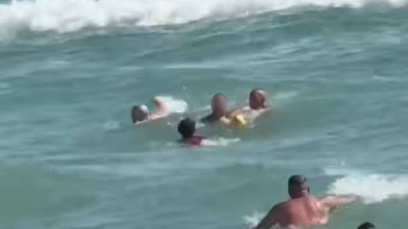 (VIDEO) Orgoliul mai puternic decât valurile. Reacția unui turist după ce a fost salvat de la înec de salvamari, la Eforie Nord