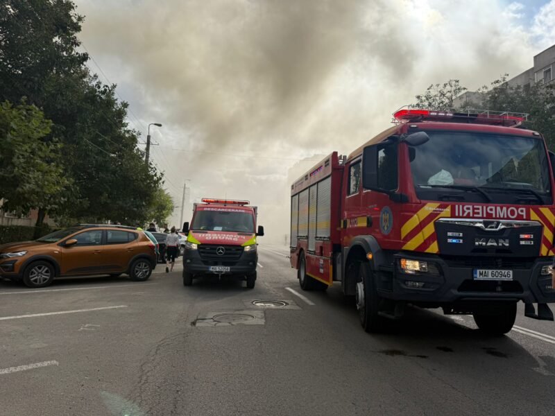 Incendiu puternic la mansarda unui bloc de pe Soveja. Zeci de persoane s-au autoevacuat, un bărbat este inconștient