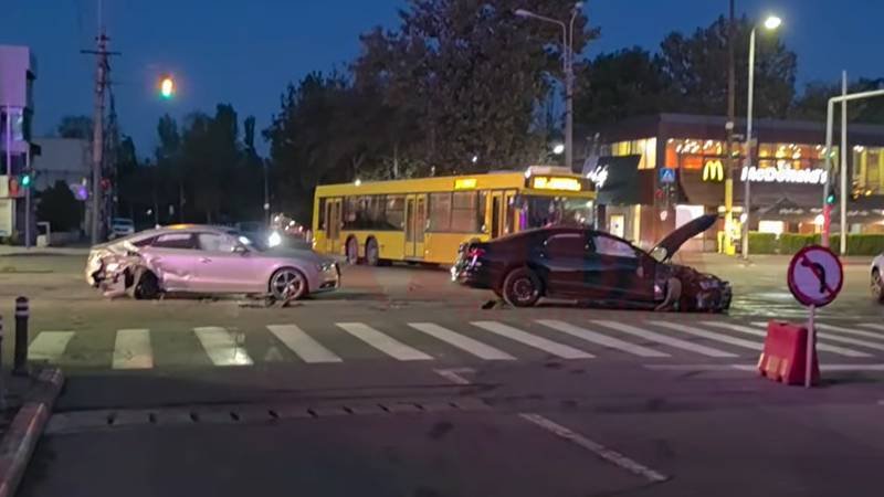 Accident pe bulevardul Mamaia: un tânăr băut a intrat cu autoturismul în două mașini oprite în trafic
