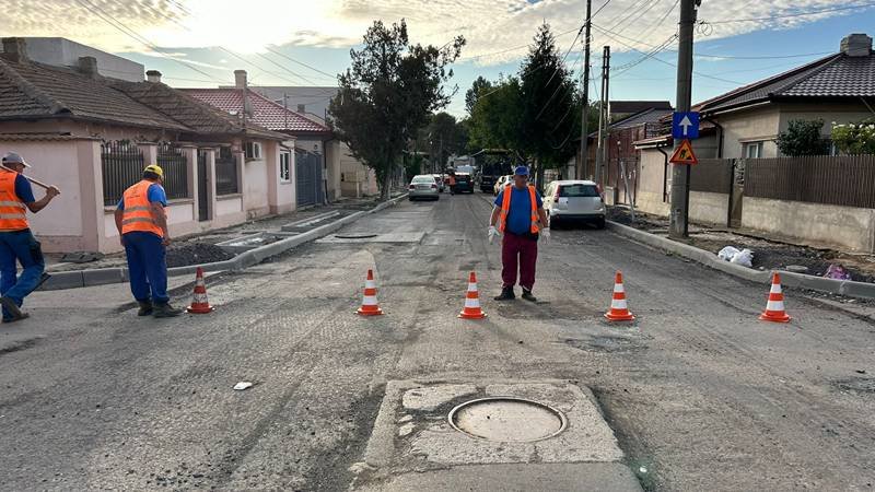 Se asfaltează carosabilul pe strada Izvor din cartierul Coiciu. Traficul rutier este restricționat total