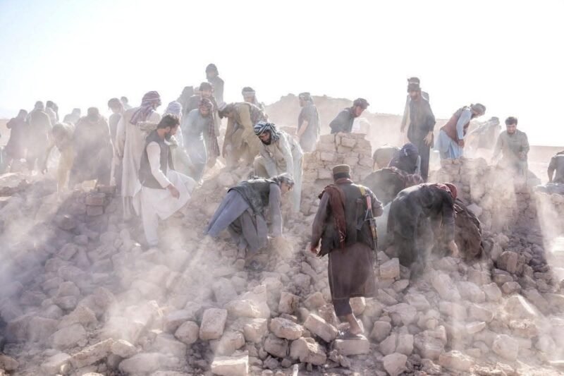 UPDATE. Cutremur devastator în Afganistan: peste 800 de morţi şi 2.500 de răniţi