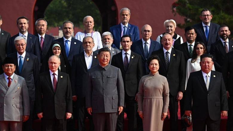 Spectacol de forță la Beijing: Xi avertizează asupra „alegerii dintre pace și război”. Adrian Năstase şi Viorica Dăncilă apar în fotografii alături de Xi, Putin şi Kim Jong Un