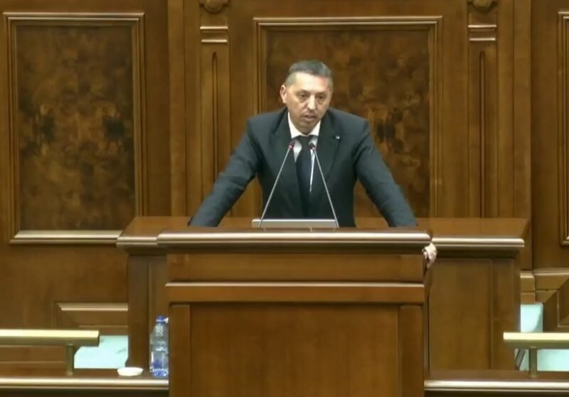 Daniel David, la moţiunea împotriva sa: Da, educaţia este în pericol. Când un sistem produce spre 50% analfabetism funcţional, devine un risc de securitate raţională