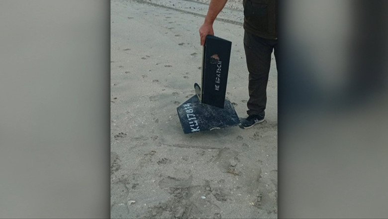 Fragmente de dronă găsite pe plaja Vadu în timpul unei acțiuni de ecologizare