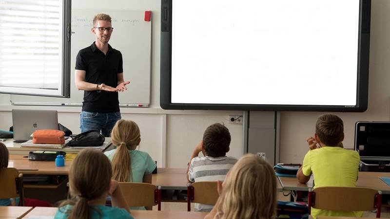 AUR propune ca elevii și profesorii să cânte imnul și să spună rugăciunea „Tatăl nostru” la începutul fiecărei zile de școală
