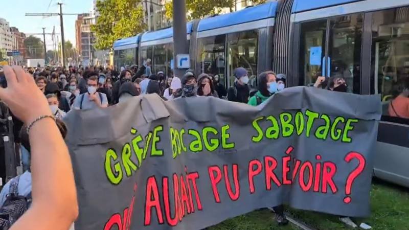 (VIDEO) Franța, paralizată de o grevă generală: școli închise, trenuri anulate și marșuri de amploare în marile orașe
