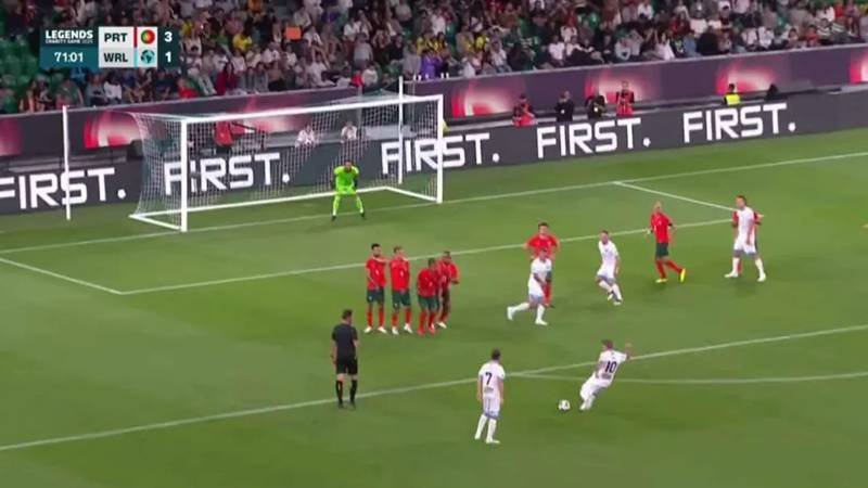 Gică Hagi a revenit pe terenul de fotbal la Legends Charity Game. „Regele”, aproape de gol din fază fixă