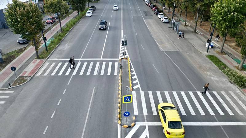 Scuar median amenajat la trecerea de pietoni situată pe bulevardul Alexandru Lăpușneanu, la intersecția cu bulevardul Aurel Vlaicu
