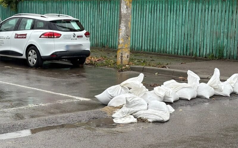 Primăria, apel către constănțeni: nu distrugeți sacii de nisip amplasați pentru protecția împotriva inundațiilor!