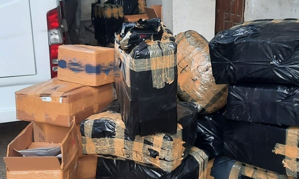 CONSTANȚA. Aveți grijă de unde cumpărați „de firmă”! Parfumuri și haine în valoare de 460.000 lei, confiscate de polițiștii de frontieră