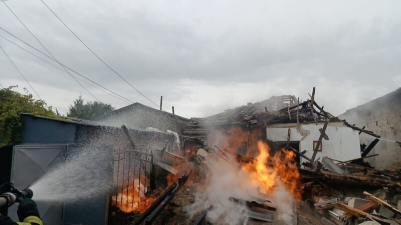 Incendiu puternic la o casă din Medgidia. Pompierii intervin cu mai multe autospeciale