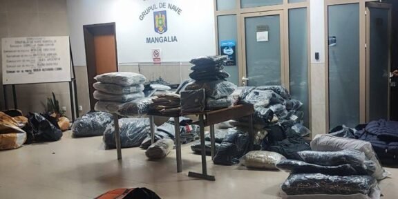 Haine contrafăcute în valoare de 300.000 de lei, confiscate de poliţiştii de frontieră la Mangalia