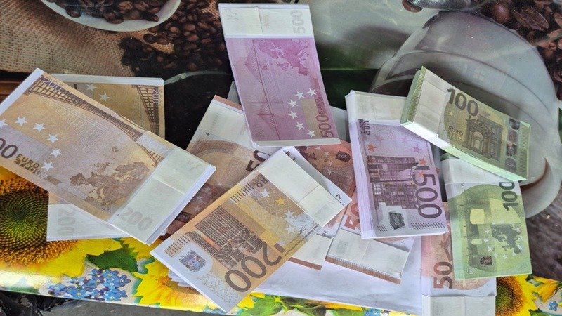 Val de ironii la adresa Poliției Române, după ce banii găsiți în Portul Constanța ar fi recuzită de film