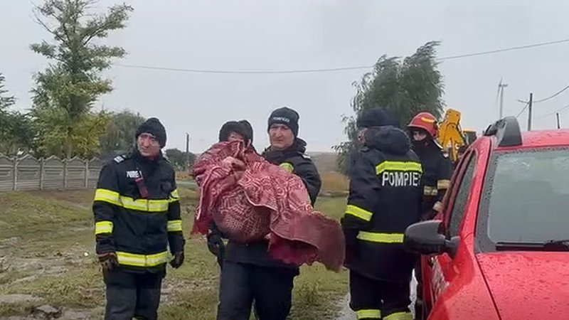 Pompierii constănțeni, la datorie în timpul codului roșu de ploi torențiale: nouă persoane salvate din calea apelor
