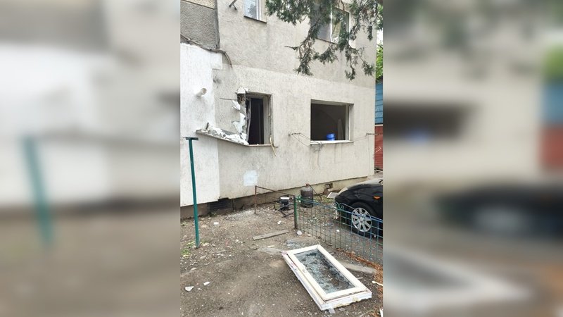 Explozie urmată de un incendiu la parterul unui bloc de garsoniere din Murfatlar: un bărbat a ajuns la spital