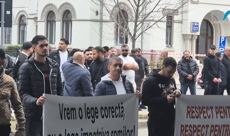Romii protestează față de interzicerea căsătoriilor între minori. „Măcar la 16 ani. Nu vrem să ni se impună cum să trăim”