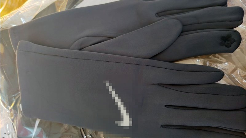 (FOTO) Articole de sezon contrafăcute, în valoare de aproximativ 1,4 milioane lei, confiscate de polițiștii de frontieră din Portul Constanța și PTF Isaccea