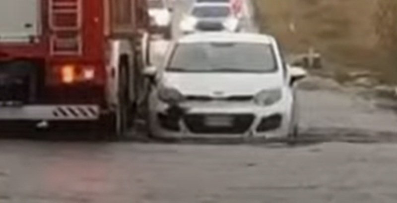 Mașini luate de ape în județul Constanța, oamenii s-au urcat pe capota mașinilor pentru a fi salvați!