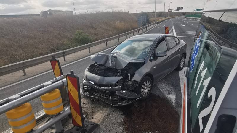 (FOTO) O femeie a ajuns la spital după ce a intrat cu mașina în parapet, pe A4