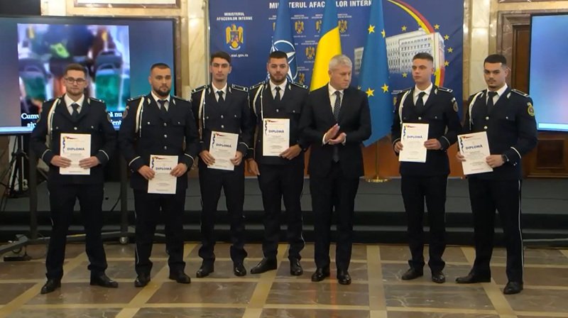 Polițiști constănțeni, premiați pentru curajul lor! Au primit diplome de la Predoiu după ce au salvat un om de la moarte