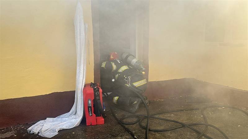 (VIDEO) Incendiu la o casă din Tulcea: pompierii intervin de urgență