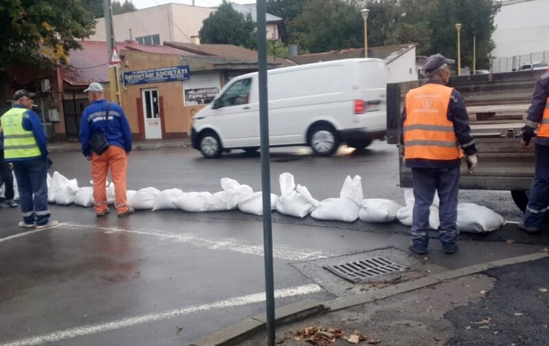 Constanța se pregătește ca pentru un potop! Saci cu nisip pe străzi, școli închise, primarul le cere oamenilor să facă provizii
