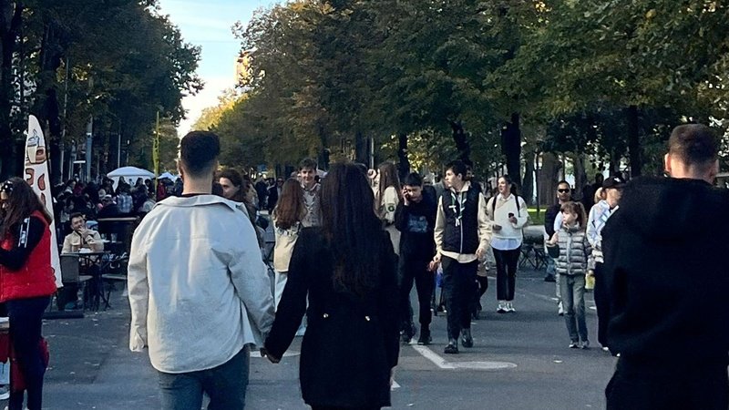 Toamna vine cu plimbări, zâmbete și voie bună. Bulevardul Tomis, pietonal în această duminică