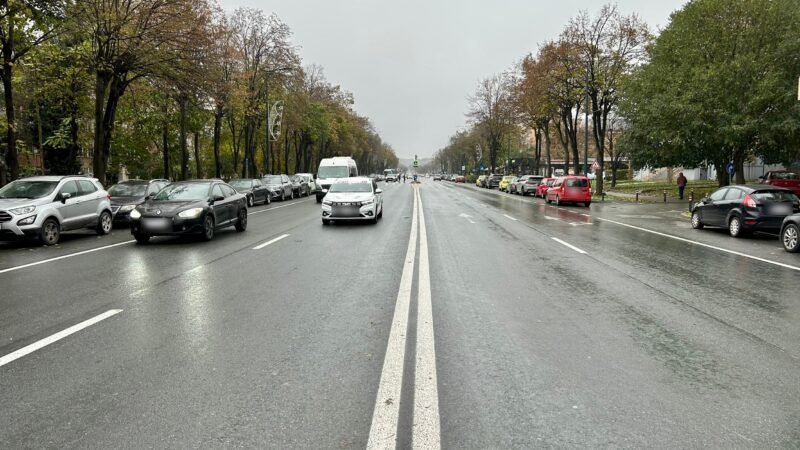 Continuă lucrările pentru banda unică destinată transportului public pe bulevardul Alexandru Lăpușneanu