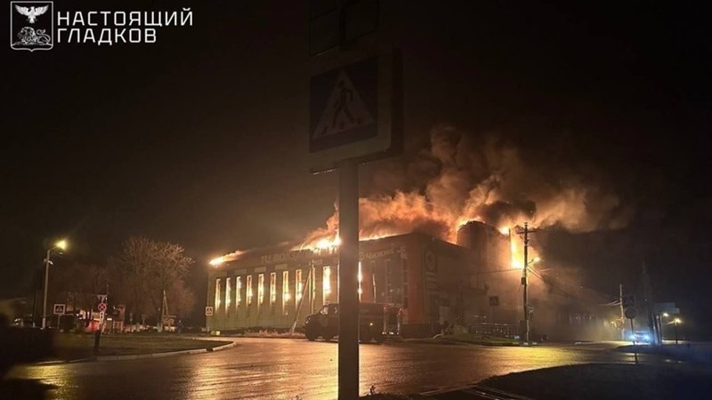 (VIDEO) Atac cu drone în regiunea Belgorod din Rusia: un centru comercial a fost cuprins de flăcări