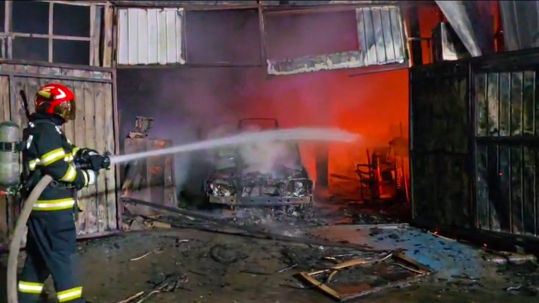 (VIDEO) CONSTANȚA. Incendiu violent la fabrica Muncă și Artă opt garaje, spații de depozitare și două autoturisme, afectate