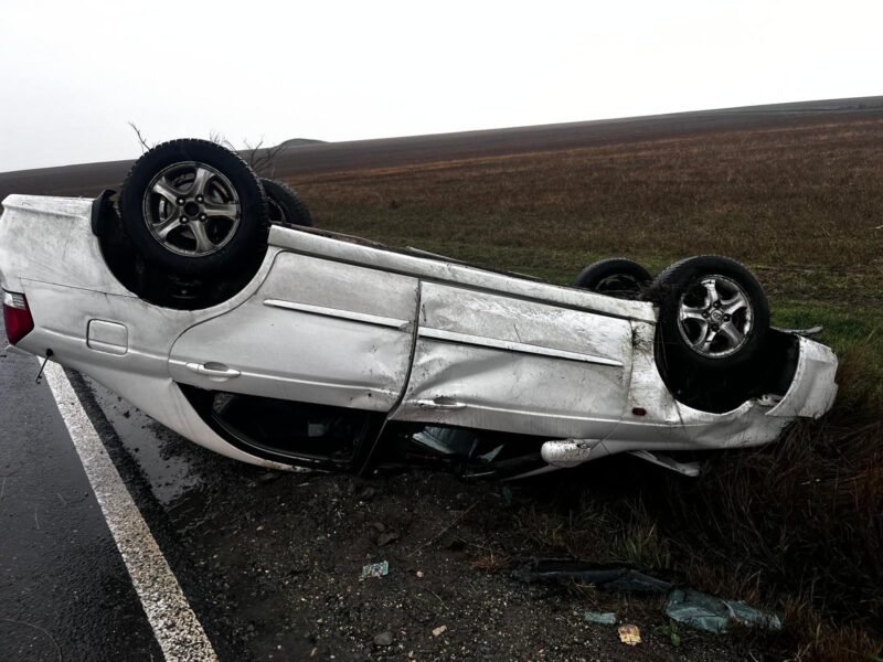 O mașină s-a răsturnat pe DN22, în județul Tulcea. Șoferul a pierdut controlul într-o curbă