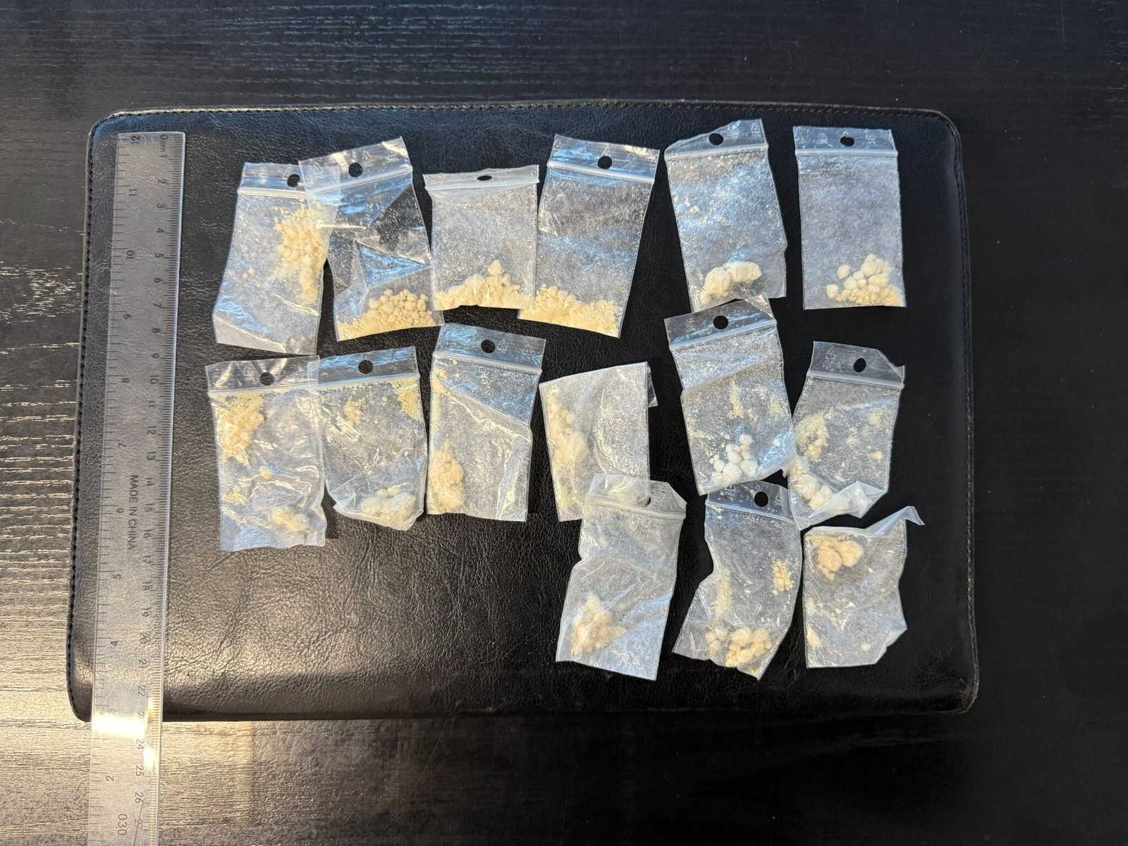 Bărbați depistați de jandarmi cu substanțe interzise pe o stradă din Constanța