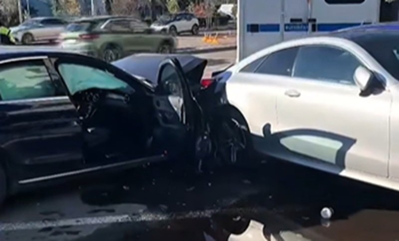 UPDATE. Accident cu trei mașini implicate, în zona Hotelului Malibu. Un bărbat a murit