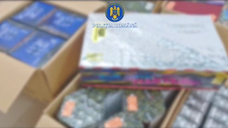 (VIDEO) Doi tineri prinși la Constanța cu peste 20.000 de articole pirotehnice