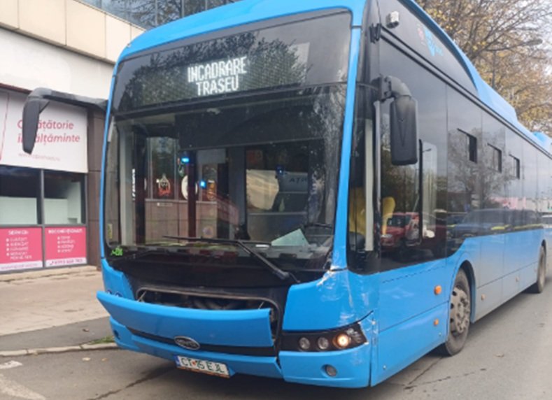 Accident pe bulevardul Alexandru Lăpuşneanu. Două femei au ajuns la spital